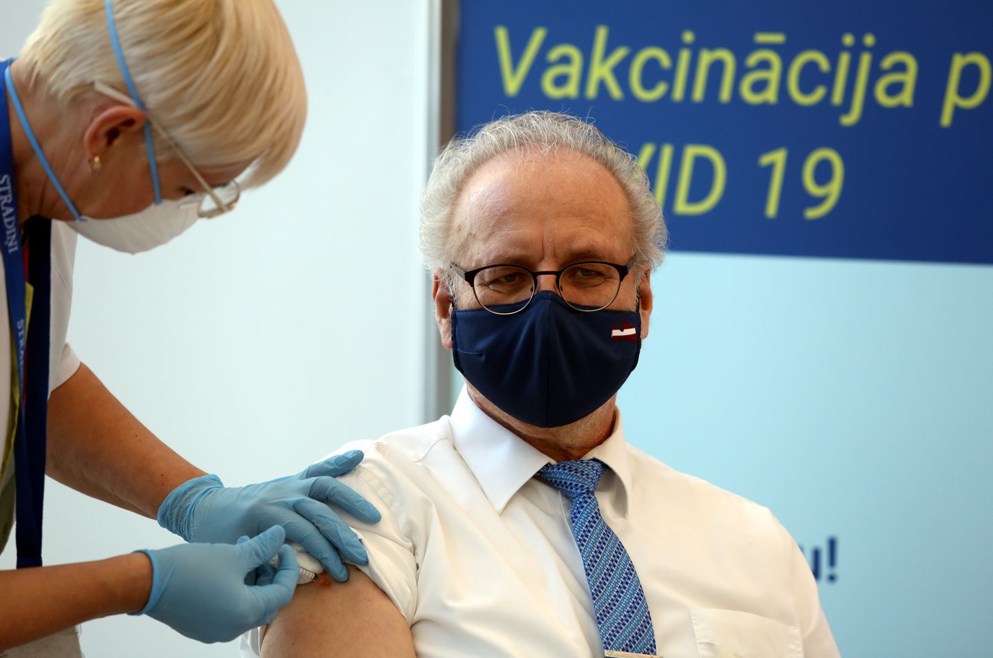 Эгил Левитс во время вакцинации от Covid-19