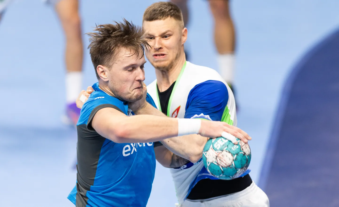 Eesti käsipallikoondise joonemängija Hendrik Varul (sinises) viskas Pariisi olümpia poolfinalisti Sloveenia väravasse üheksa palli vaatamata sellele, et sloveenid rappisid teda nagu rannamees rotti.