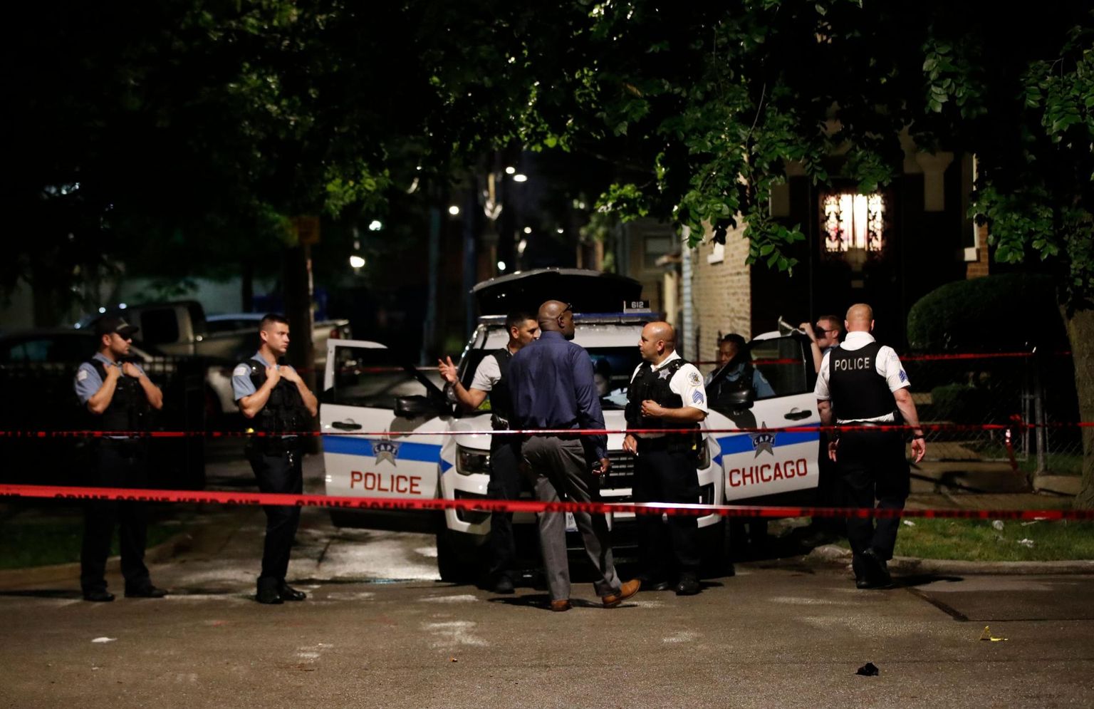 Chicago politseinikud uurimas tulistamiskohta kohalikul kalmistul, kus sai sel nädalal tulistamises haavata 14 inimest. 
