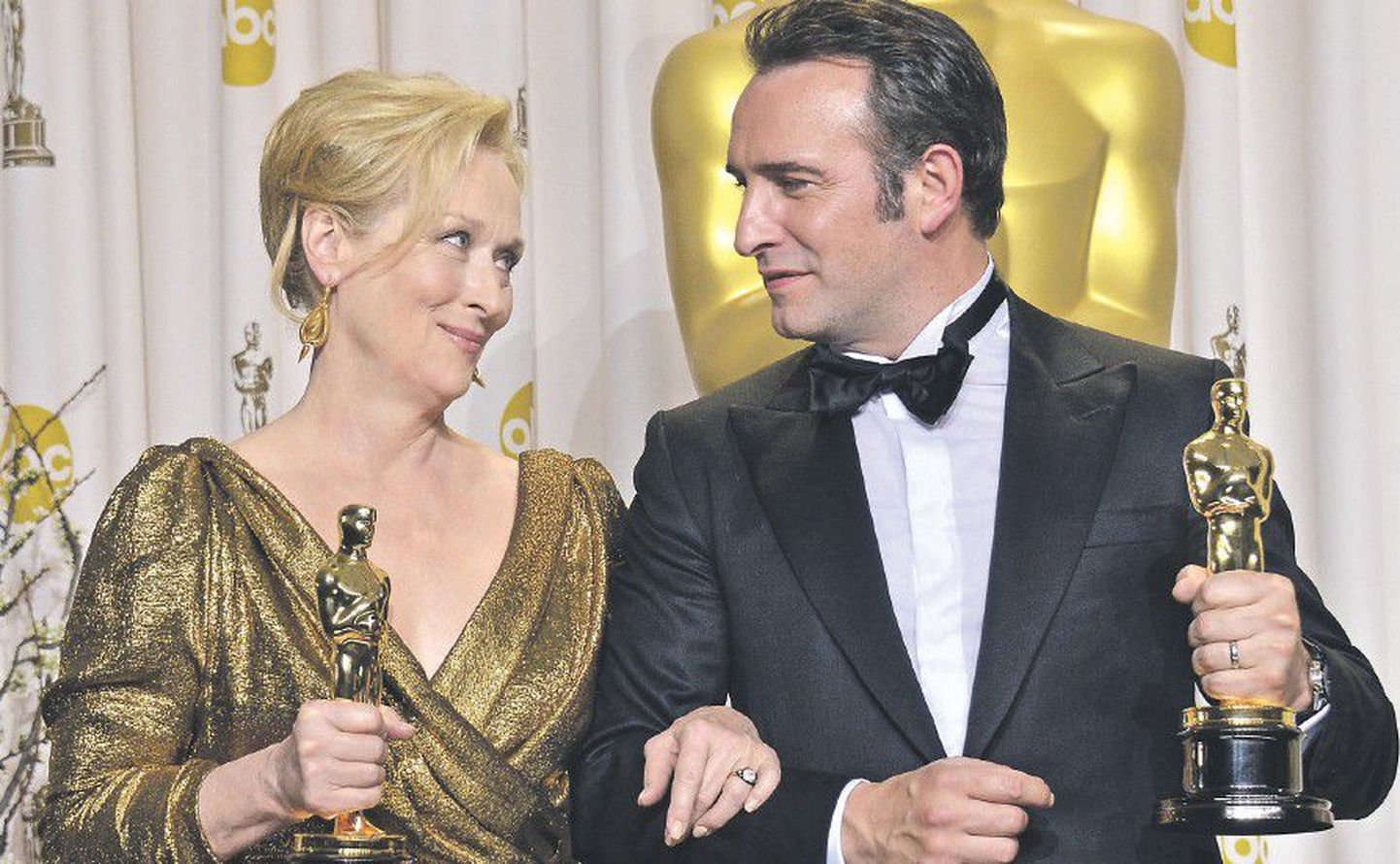 Мэрил Стрип, сыгравшая Маргарет Тэтчер, получила «Оскар» за лучшую женскую роль, Жан Дюжарден награжден за лучшую мужскую роль — звезды немого кино.