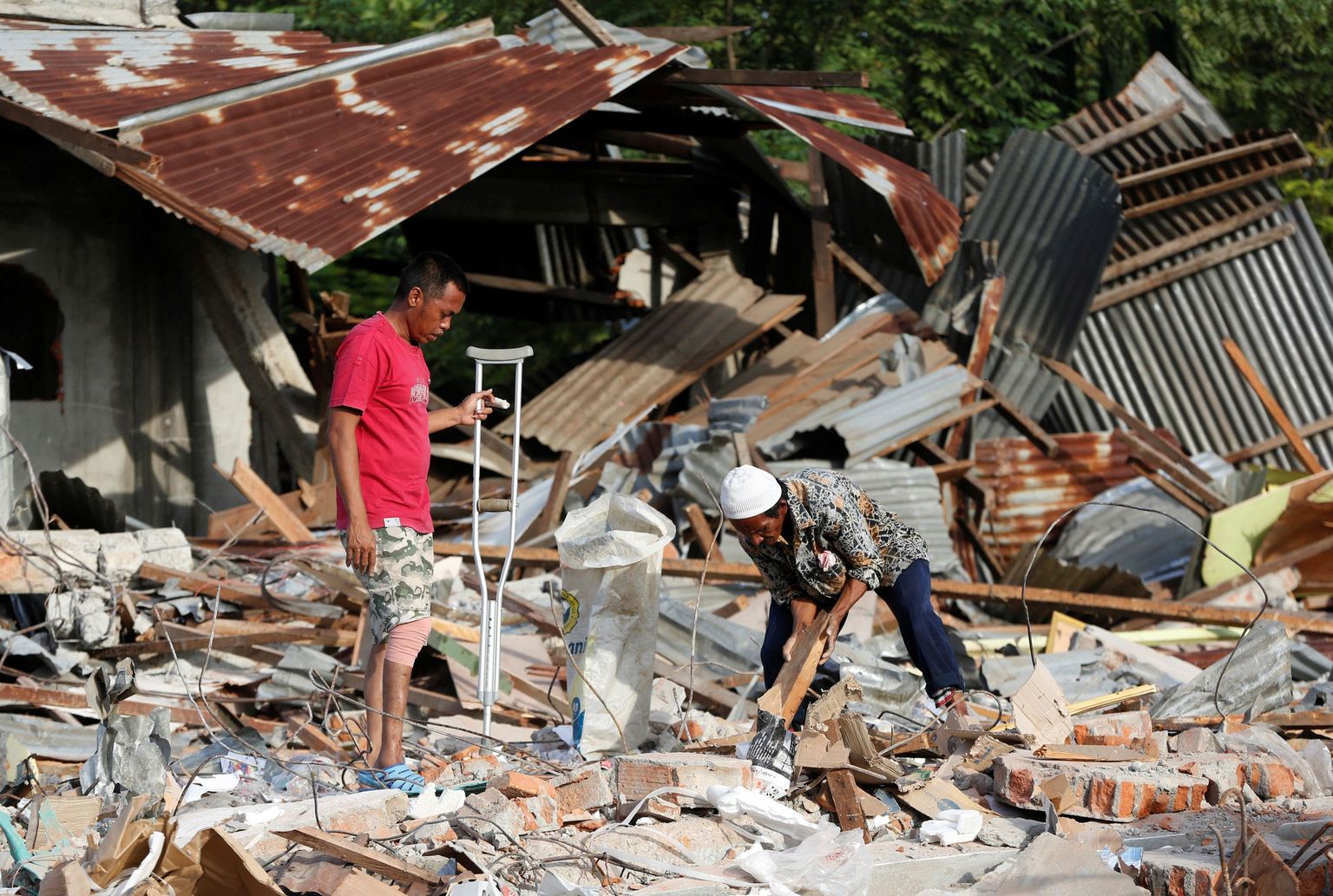 Indoneesiat tabanud maavärin jättis tuhanded inimesed koduta.