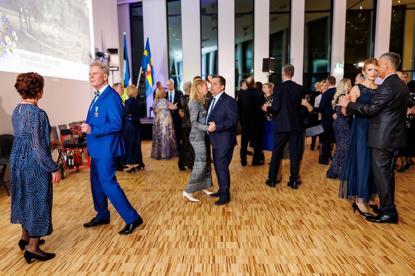 Mullu toimus Rakvere linnajuhtide riigi aastapäeva vastuvõtt riigigümnaasiumis ja seal oli ruumi ka tantsida. 