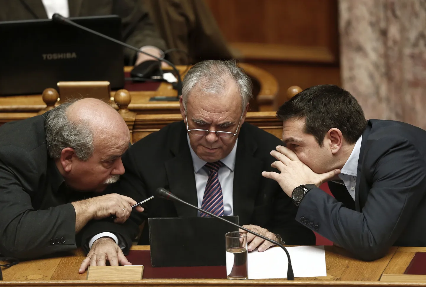 Kreeka peaminister Alexis Tsipras (paremal) arutamas riigi tulevikku asepeaminister Giannis Dragasakise (keskel) ja siseminister Niklos Voutsisega.