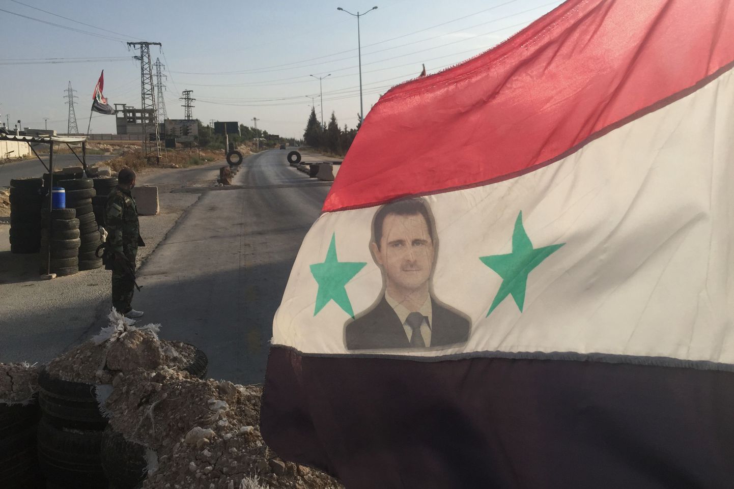 Süüria väed Assadi fotot kandva lipuga.