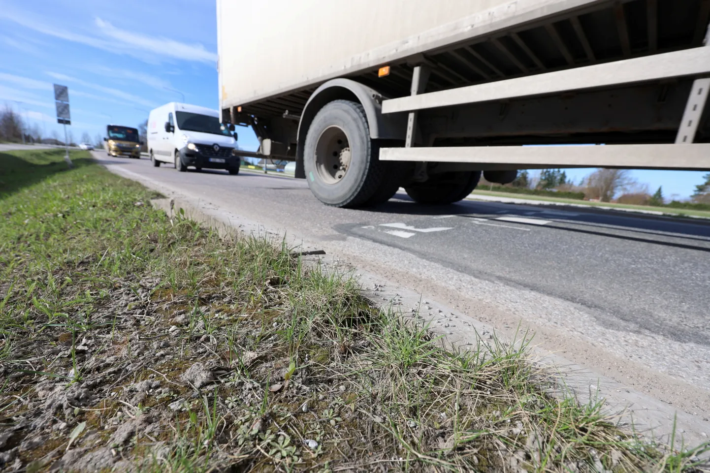 Optika tänava asfalt on kulunud, mistõttu tellis Tartu linnavalitsus sinna uue teekatte ning 10. maist peaks seda ka kasutada saama.