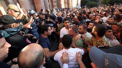 Televisioon: Jerevanis puhkesid valitsushoonete ees kokkupõrked