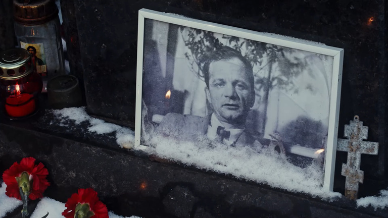 Портрет Андрея Платонова на его могиле, кадр из фильма Ромы Либерова «Сокровенный человек».