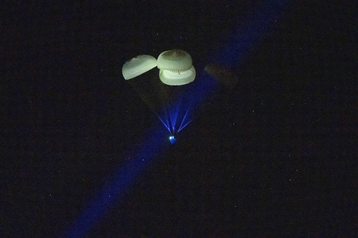 SpaceXi kosmosekapsel naasmas Maale.