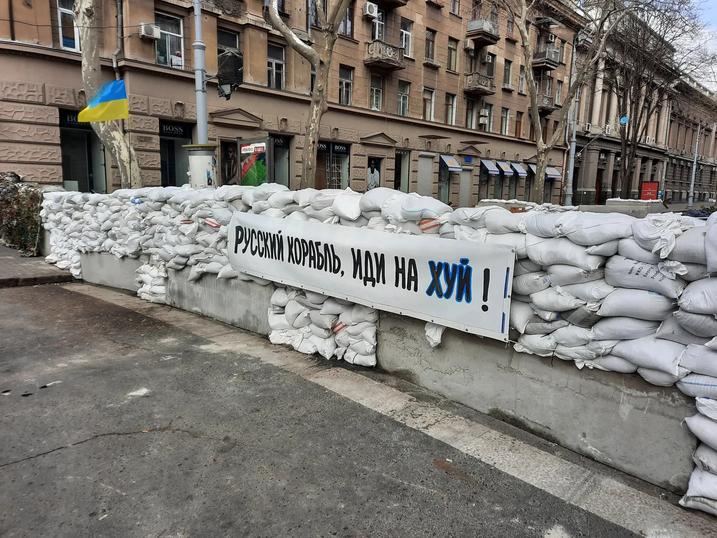 Odessa kesklinna tänavaid palistavad betoonplokkide ja liivakottidega kindlustatud barrikaadid.