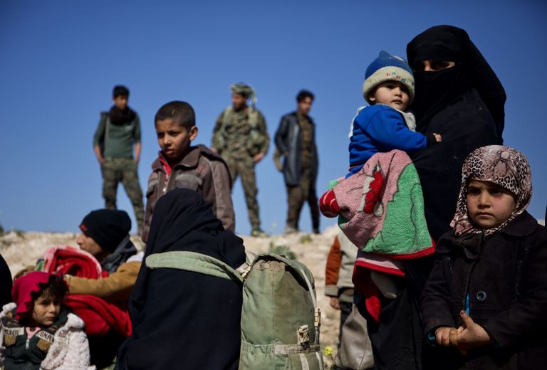 ISISe võitlejate perekonnaliikmed teel al-Holi põgenikelaagrisse Süürias.
