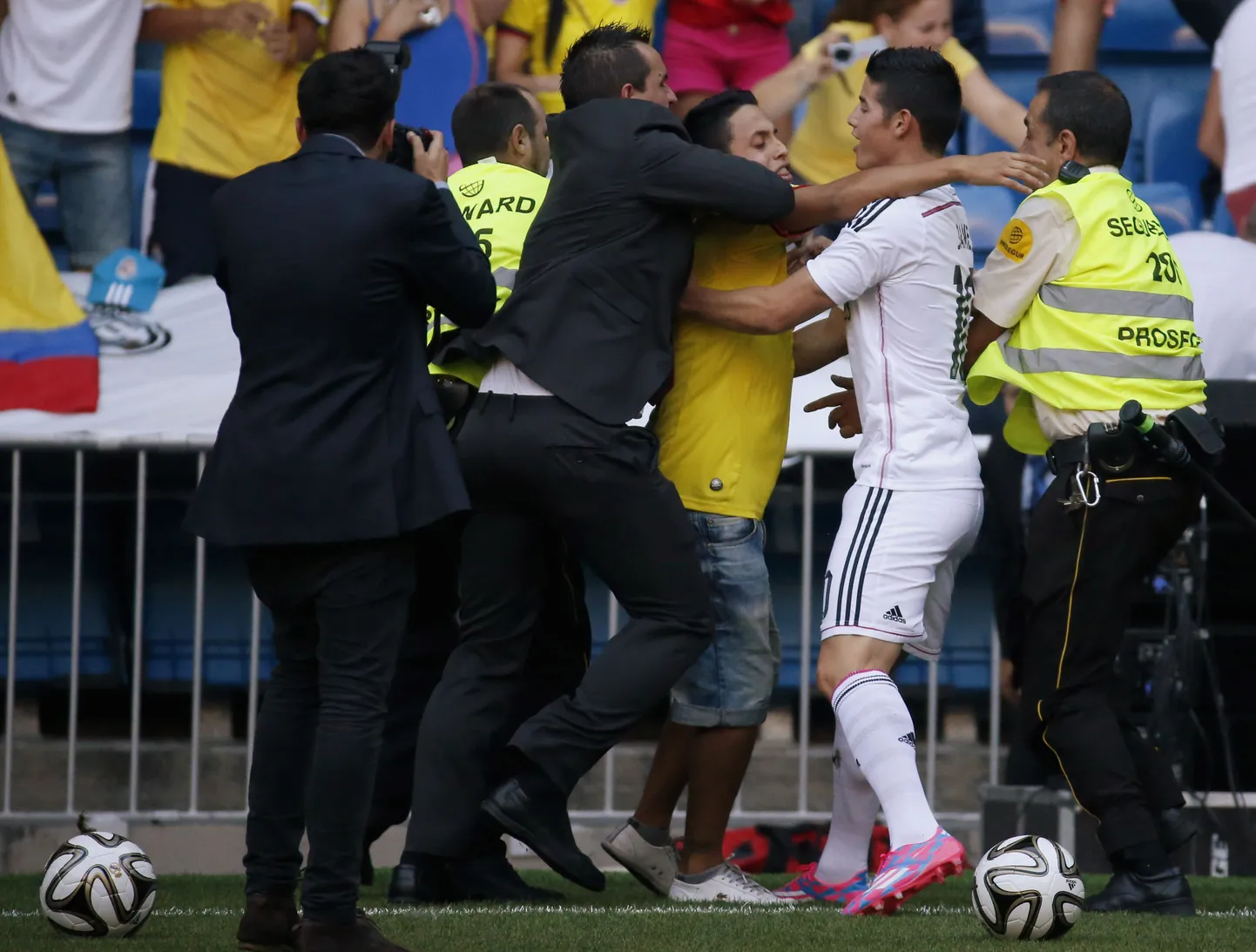 James Rodriguez fänni turvameeste haardest päästmas.