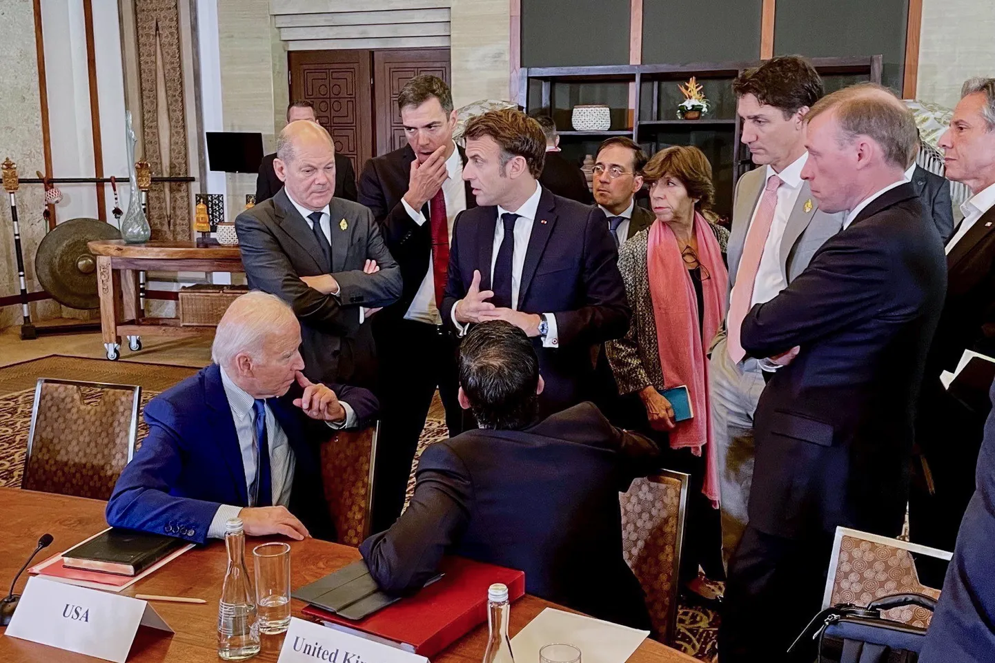 Saksamaa kantsler Olaf Scholz USA president Joe Biden, HIspaania peaminister Pedro Sanchez, Prantsusmaa president Emmanuel Macron, Suurbritannia peaminister Rishi Sunak ja teised targad arutavad, kuidas reageerida Poolasse kukkunud raketile.