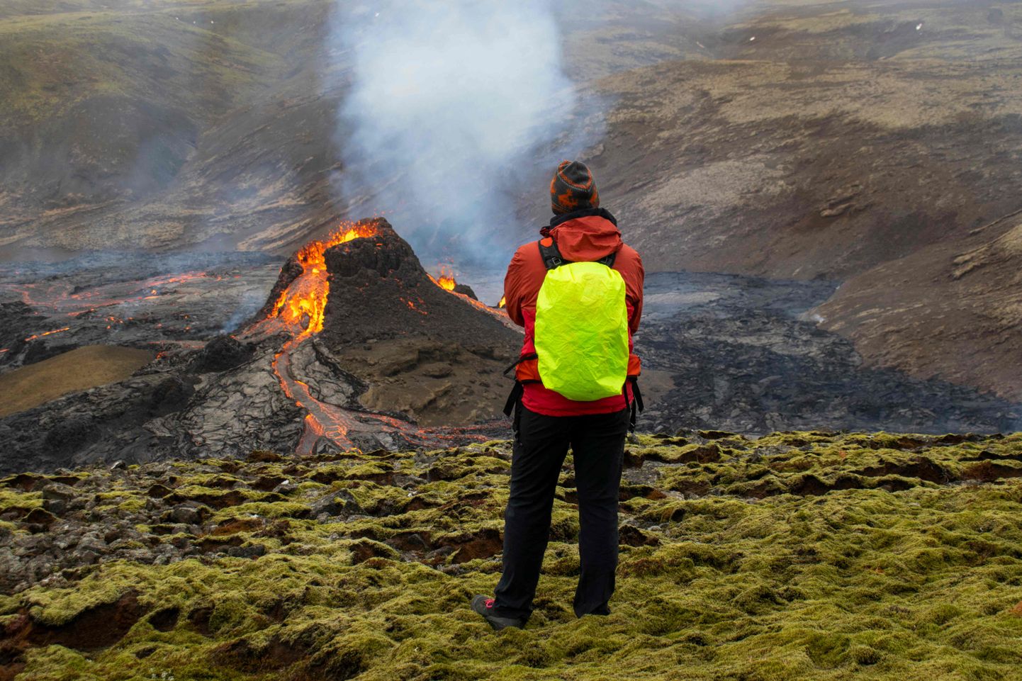 Vulkaanipurse Islandil tõmbab ligi uudishimulikke inimesi.