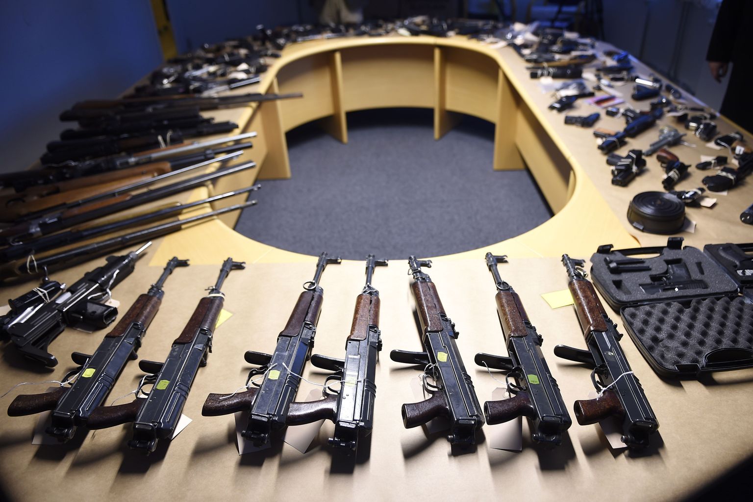 Malmö politsei näitas valikut 2016. aasta jooksul kurjategijatelt konfiskeeritud relvadest.
