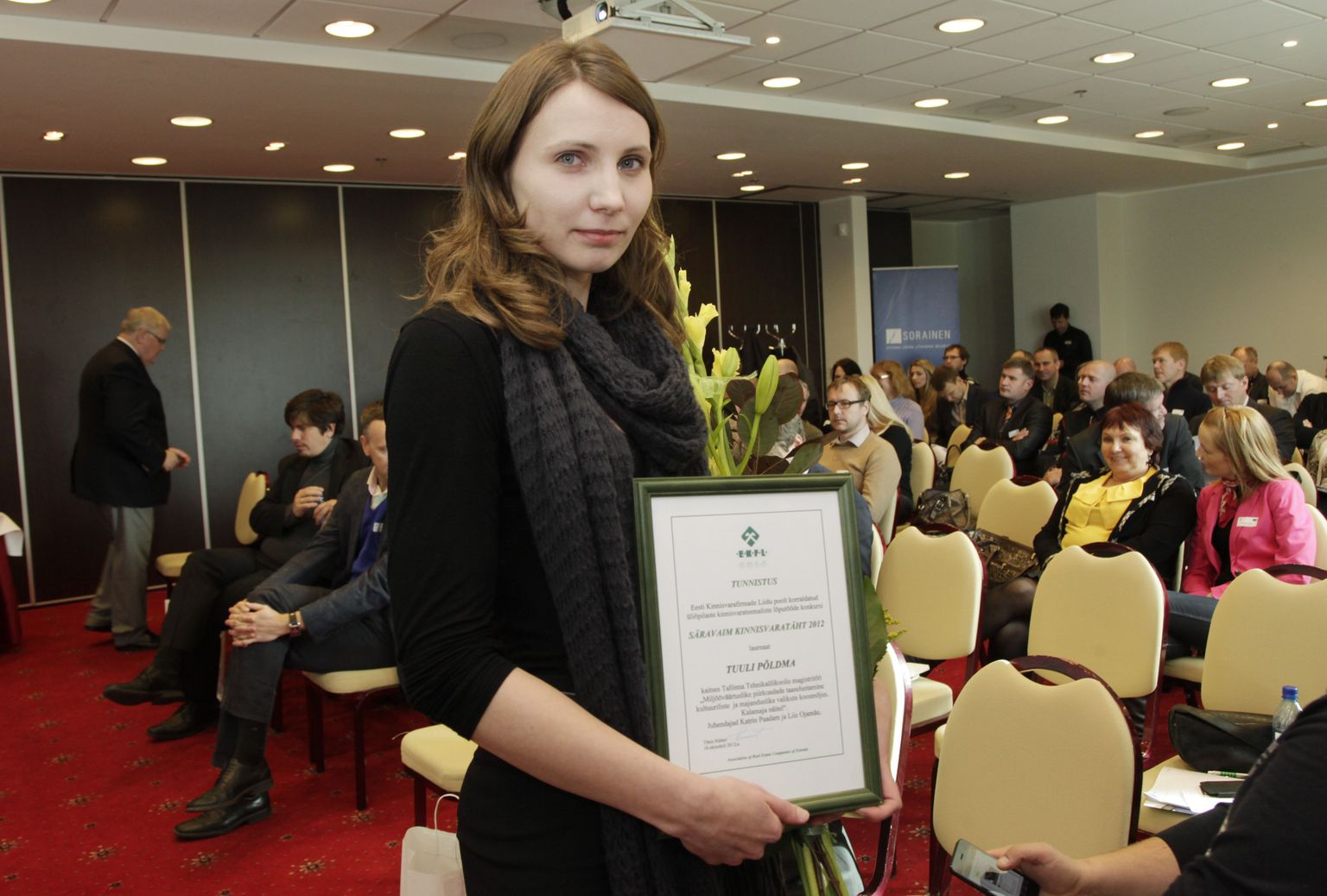 «Säravaim kinnisvaratäht 2012» auhinna saanud Tallinna Tehnikaülikooli magistrant Tuuli Põldmale.
