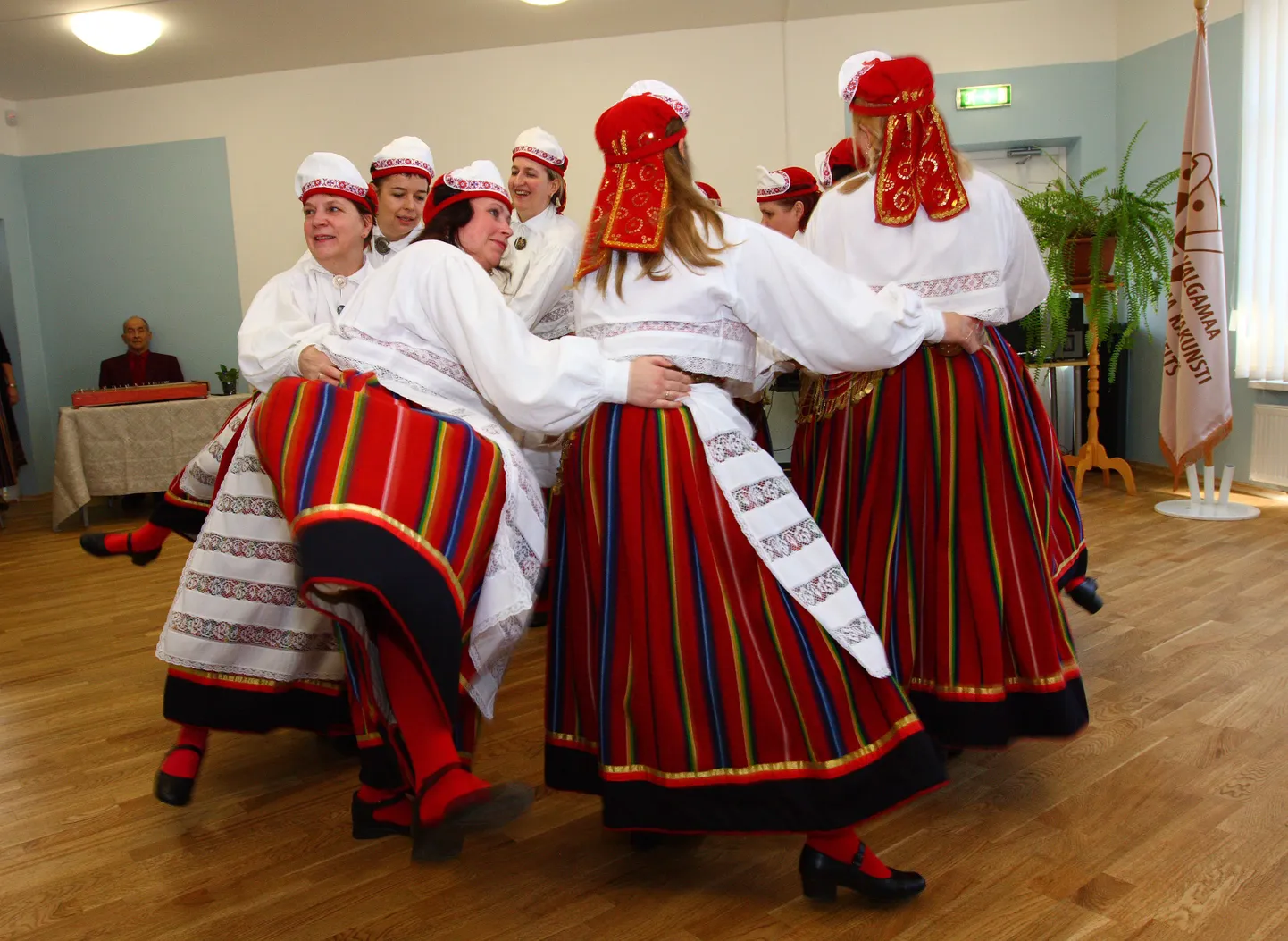 Rahvatantsurühm Sõsarad.