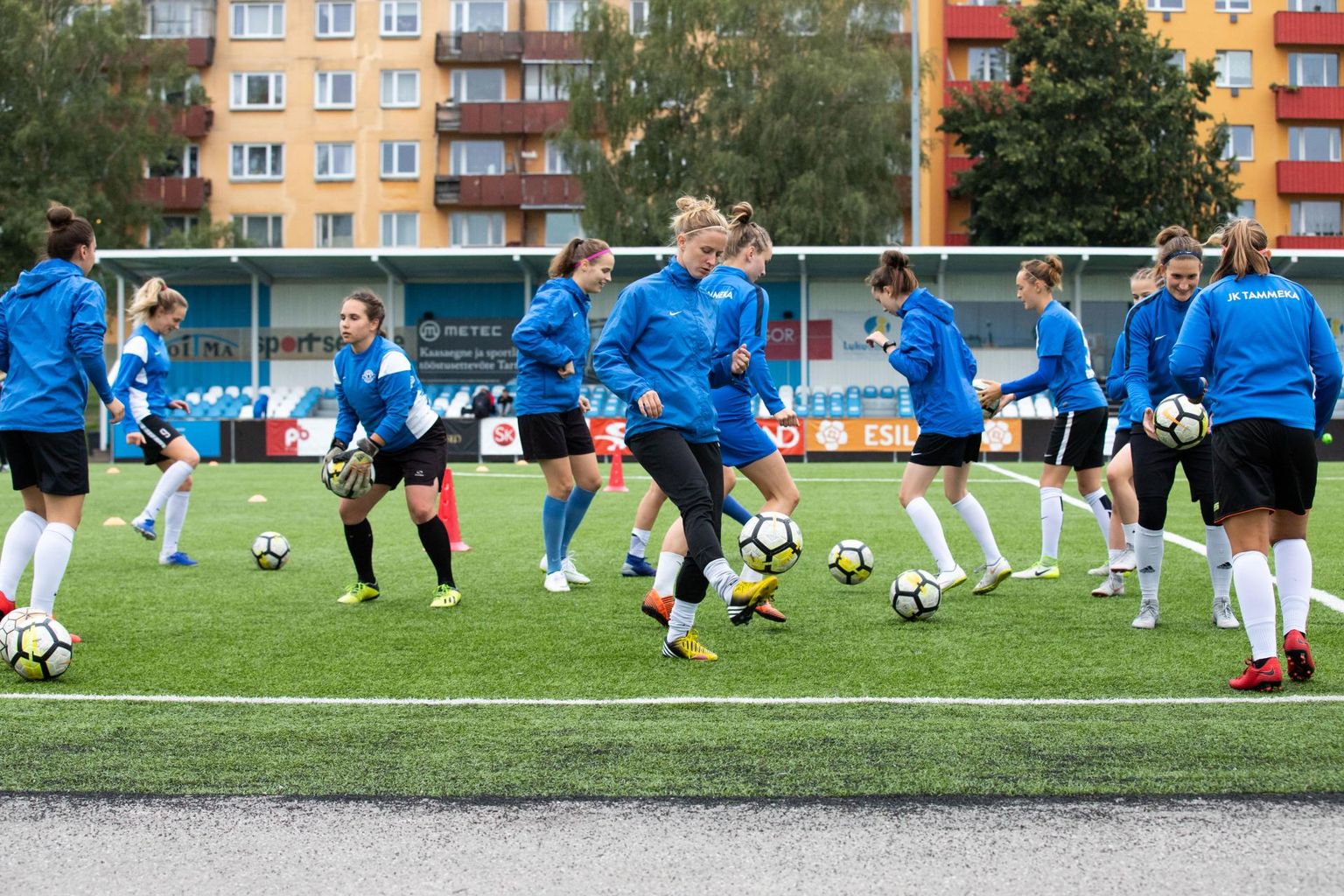 Laupäevase ürituse peakorraldaja Maria Sootak (esiplaanil keskel) kinnitas, et võistkond on mängu eel mõnusalt elevil ning Roosal jalgpallil Tammeka esindamine on tüdrukutele omamoodi auasi.