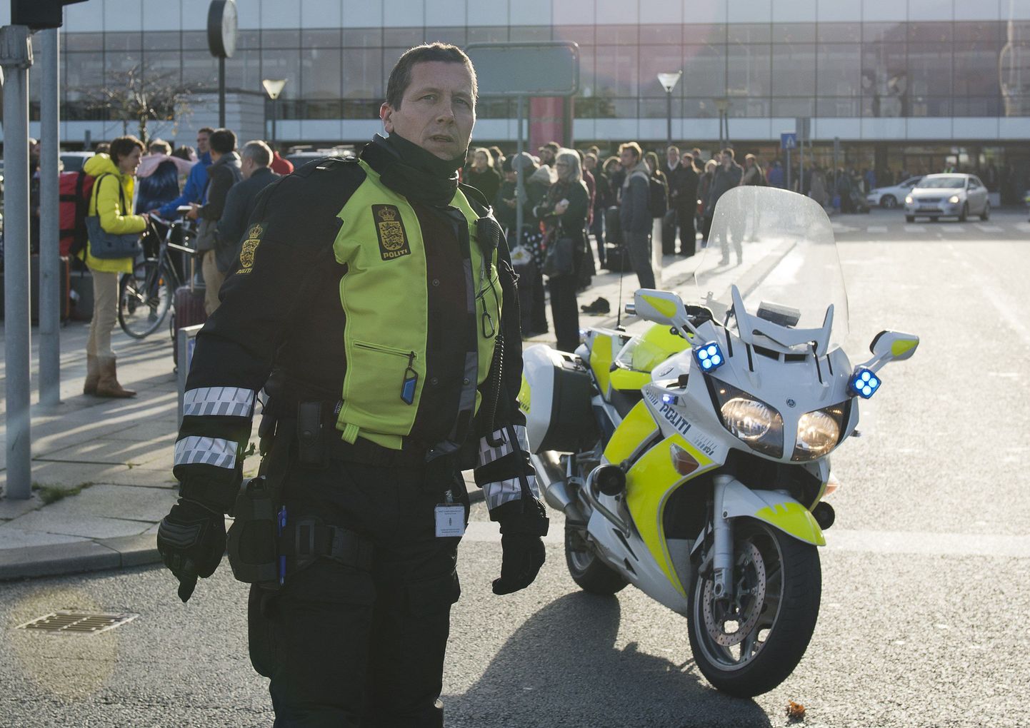 Taani politsei täna kahtlase koti tõttu evakueeritud Kopenhaageni Kastrupi lennujaama ees.