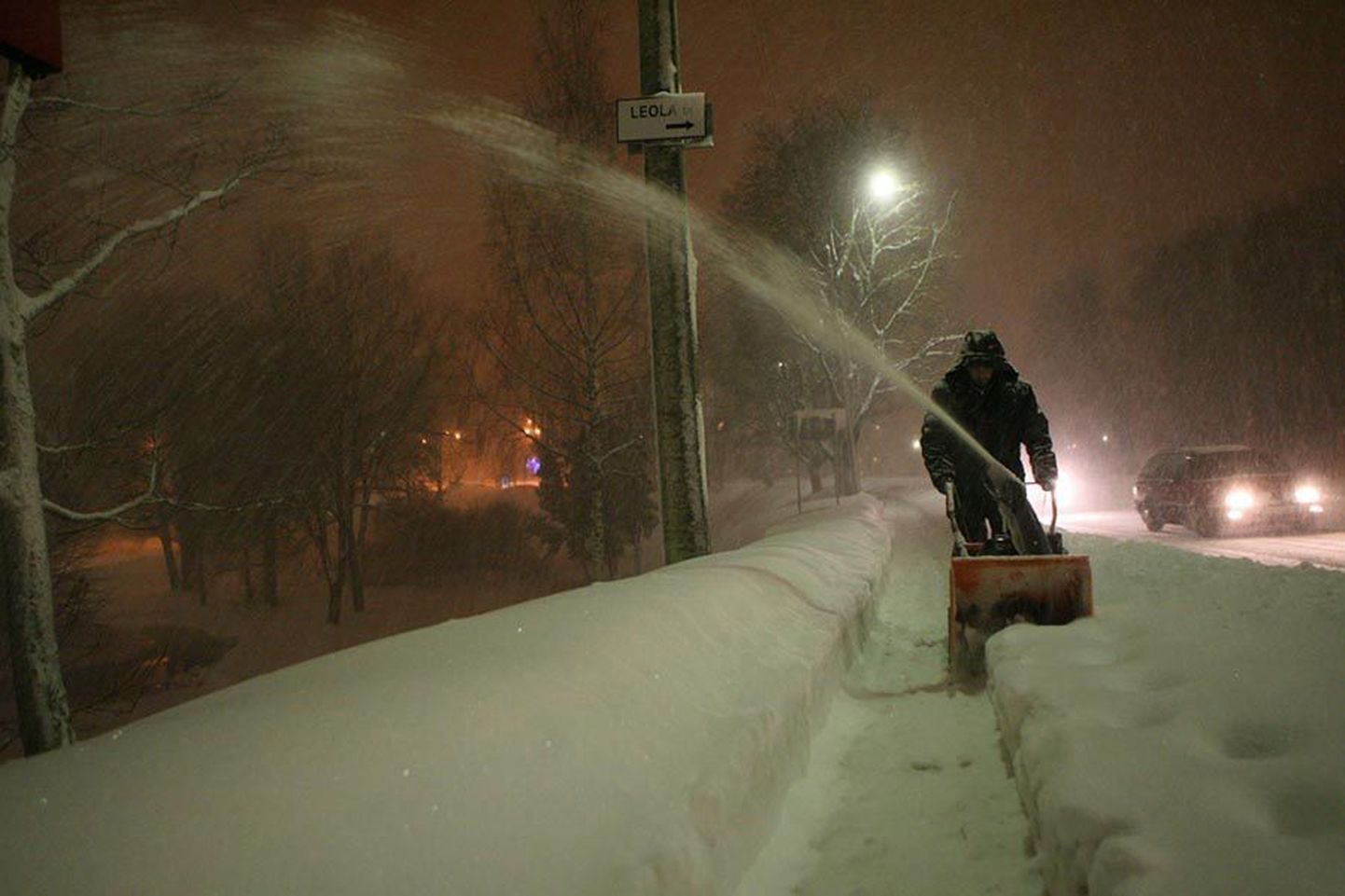 Viljandis üritati viimatise lumetormi ajal tänavat puhtaks saada muu hulgas lumepuhuriga.