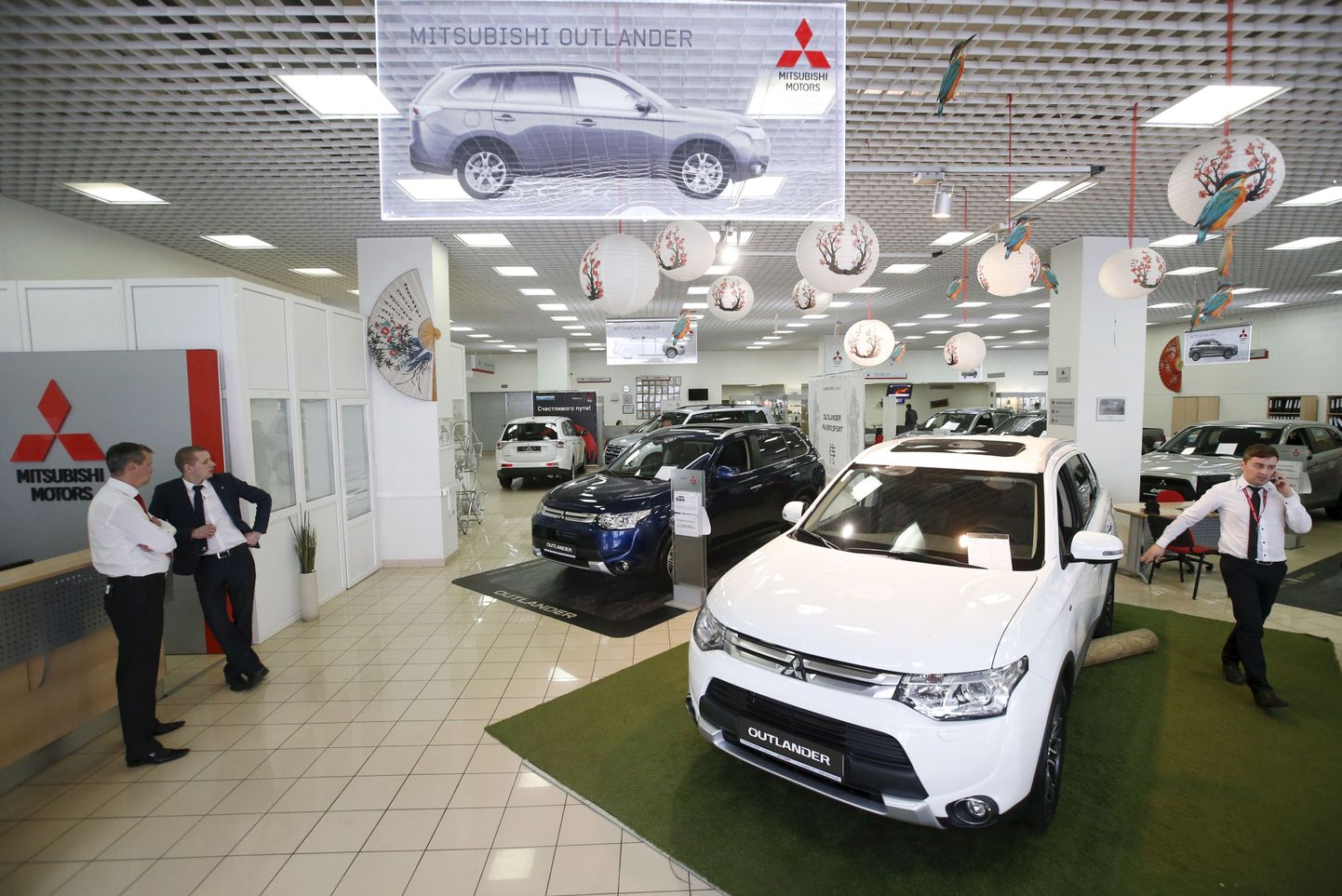 Lipsustatud automüüjad igavlevad Moskva Mitsubishi salongis, sest ostjaid napib.