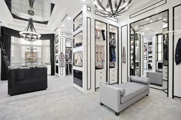 Гардеробная в стиле Chanel.