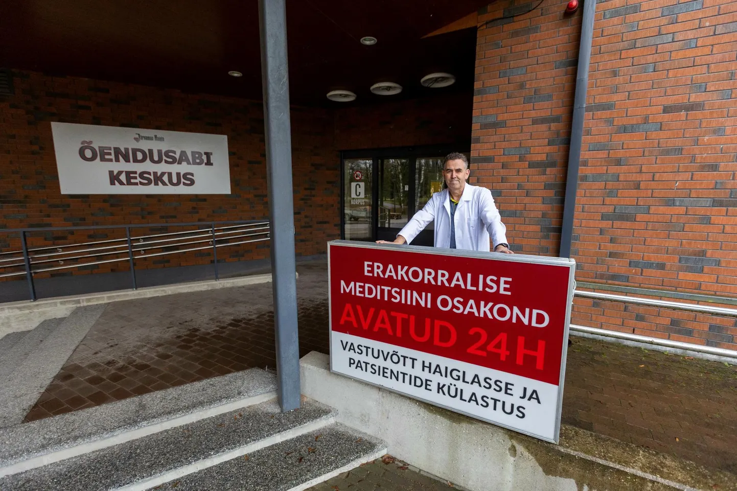 Järvamaa haigla peaarst Külvar Mand annab teada, et teisipäevast tuleb nii plaanilistel haigetel kui ka erakorralist abi vajajatel siseneda õendusabi keskuse uksest.
