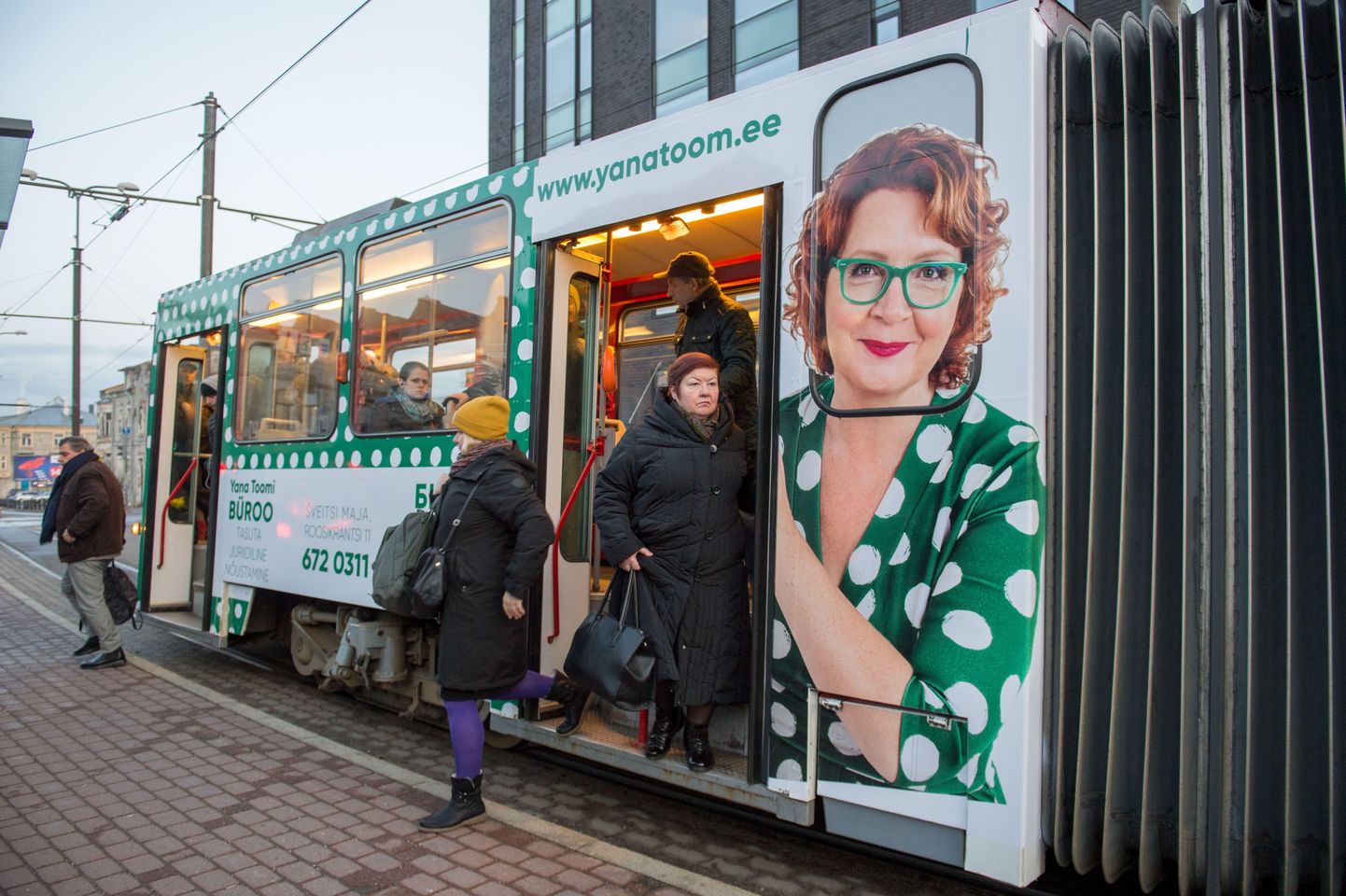 В Таллинне пустили трамвай с фотографией Яны Тоом.