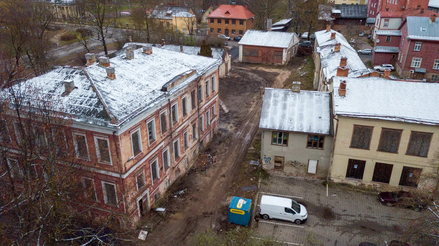 Theatrum Zootomicumi ehk vana Tartu Ülikooli Veterinaarkliiniku hoone kompleks.
Vasakul asuvasse hoonesse kavatsetakse ehitada kontorid ja parempoolsesse külaliskorterid.