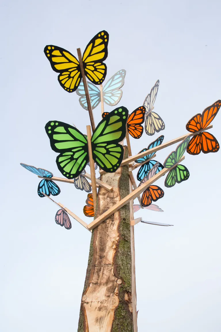 Этим летом на площади Раквере стояло необычное дерево с бабочками. / Marianne Loorents/Virumaa Teataja