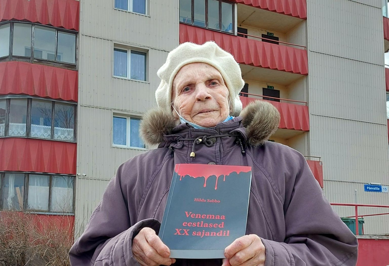 Hilda Sabbo (92) näitab oma kodumaja ees uusimat enda koostatud raamatut.