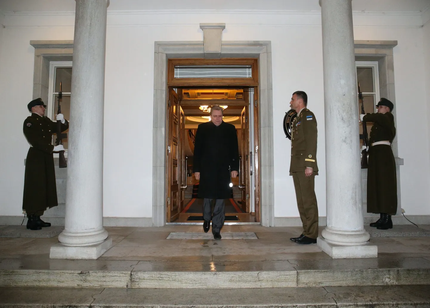 President Toomas Hendrik Ilves alustas eile riigikogu valimiste järgseid kohtumisi parlamenti valitud erakondade esindajatega. Õhtul võttis ta Kadriorus vastu Vabaerakonna esimehe Andres Herkeli.