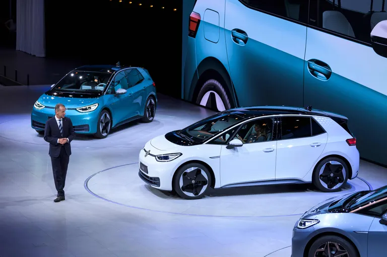 Volkswageni tegevjuht Herbert Diess tutvustab uut ID.3 mudelit.