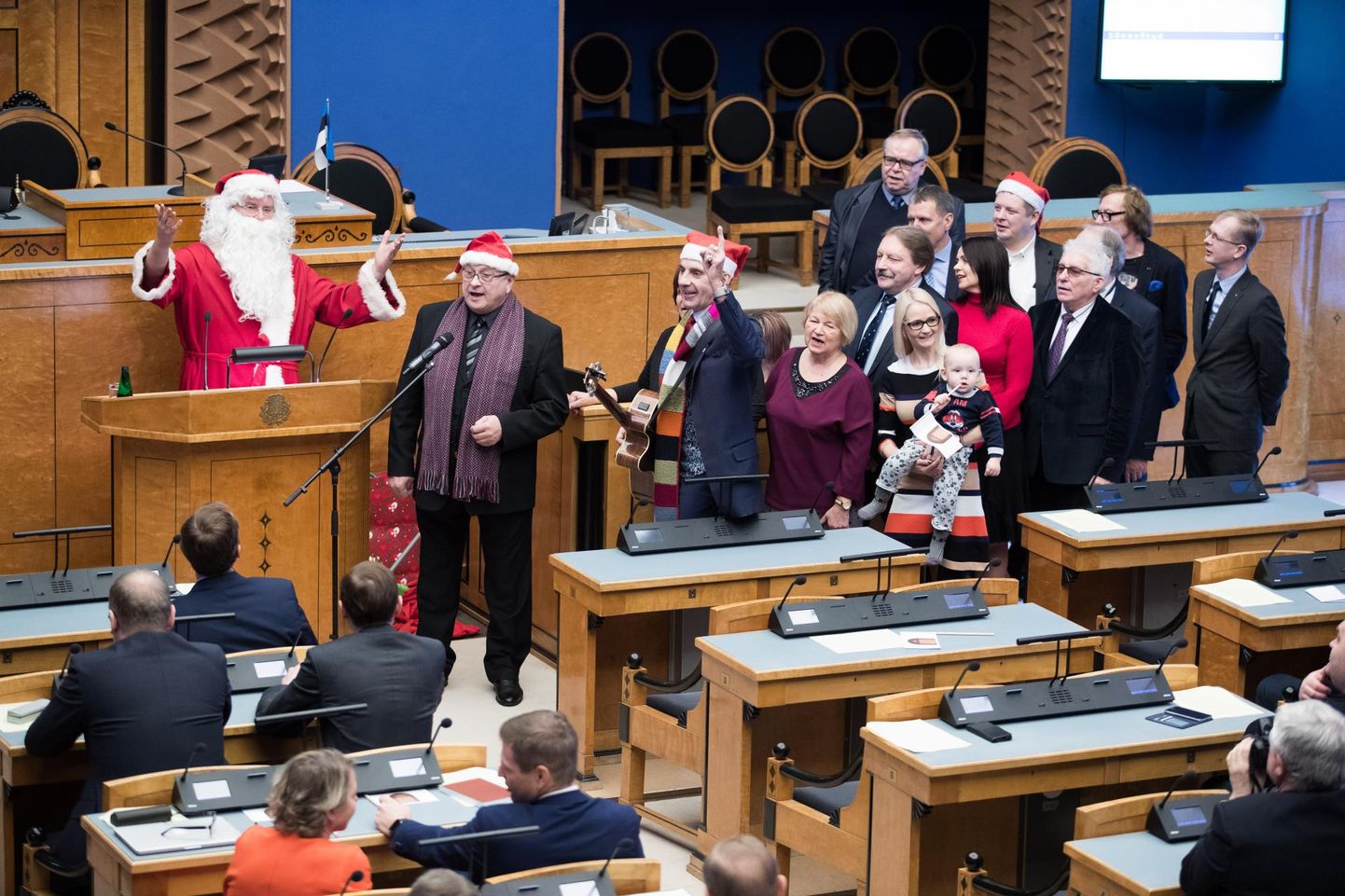 Eile peeti selle aasta viimane riigikogu istung, kus rahvaasemikke külastas jõuluvana.