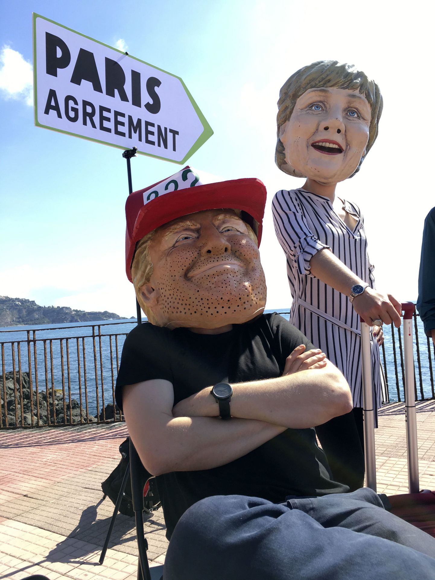 Donald Trumpiks ja Angela Merkeliks maskeerunud kliimaaktivistid demonstreerimas asjade hetkeseisu Pariisi leppe küsimuses.