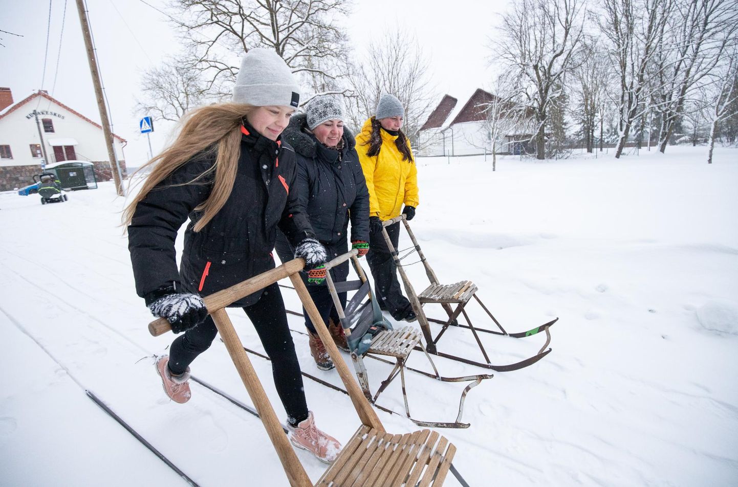 Melinda (paremalt) ja Merli Tammemägi ning Moonika Roosileht võtavad mõõtu Soome kelkudel liuglemises.