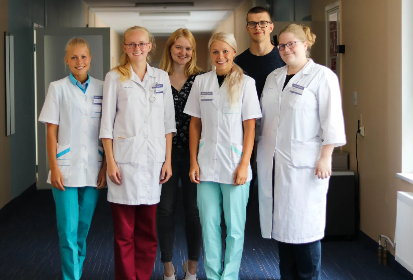 UUED NÄOD: Tartu ülikooli praktikandid Keiti Mets, Kadri Johanson, Anu Parvelo, Kelli Mets, Kaarel Reim ja Riin Nõukas on õnnelikud, et valisid praktika sooritamiseks ja õppimiseks Kuressaare haigla.