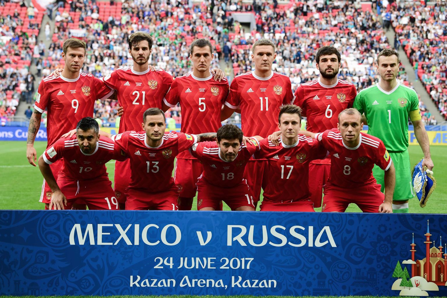 Venemaa jalgpallikoondis kodusel maailmajagude karikaturniiril enne mängu Mehhikoga. Kas kõigi nende meeste südametunnistus ja organism on ikka puhas...?