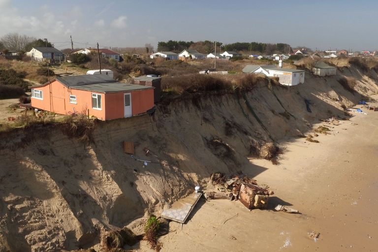 Ühendkuningriigis Norfolkis sööb erosioon kallast ja ohustab maju