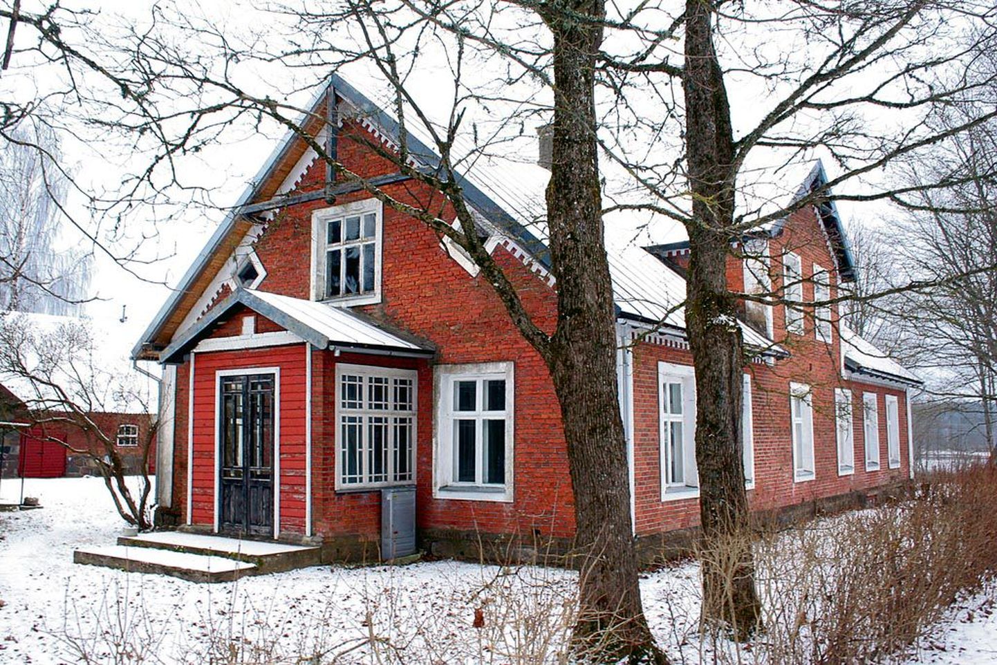 Pärnu tänava lõpus asuv Töngi talu elumaja on laotud tellistest, pärast sõda trükiti ja toimetati siin kohalikku rajoonilehte.