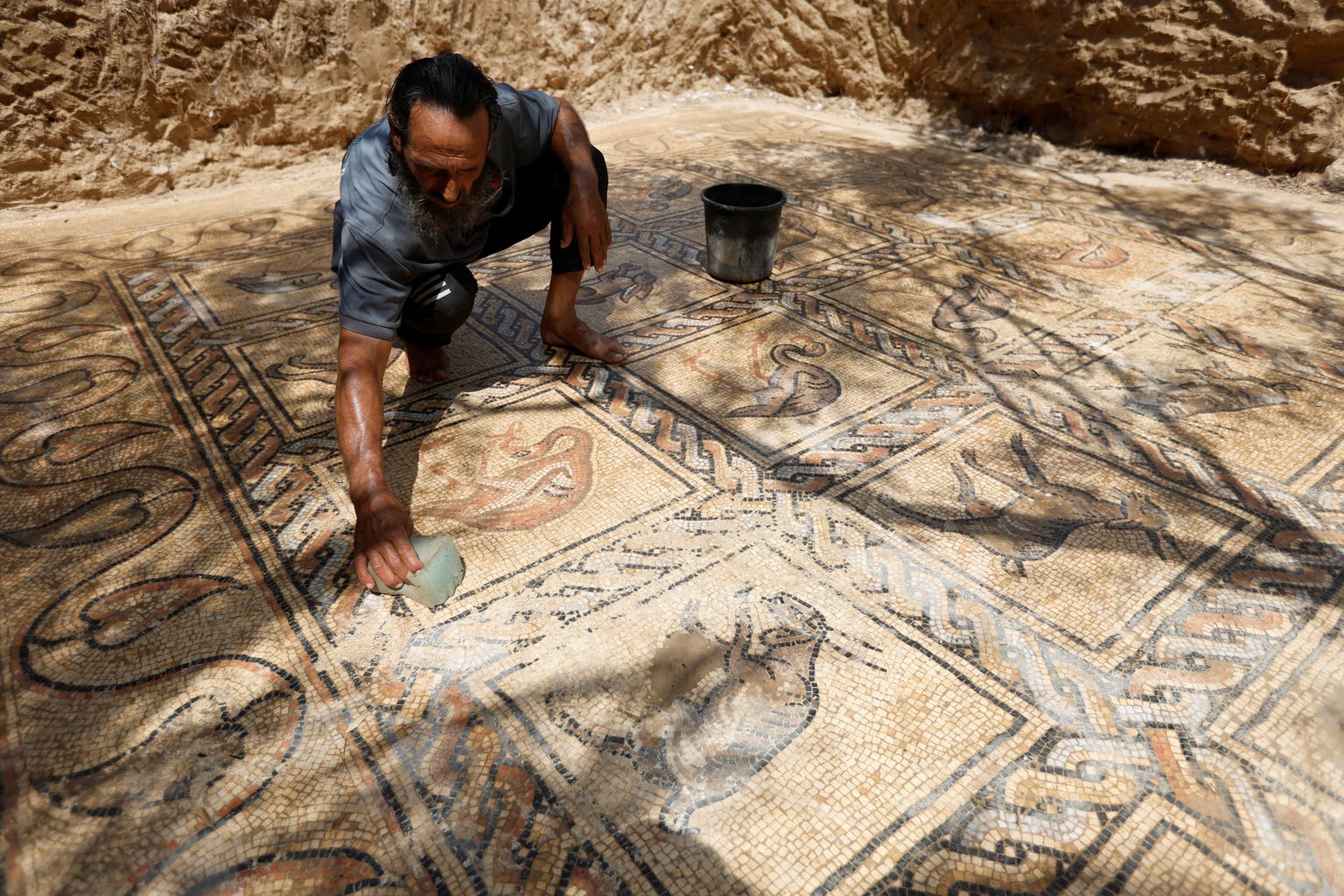 Salman al-Nabahin puhastamas avastatud mosaiiki.