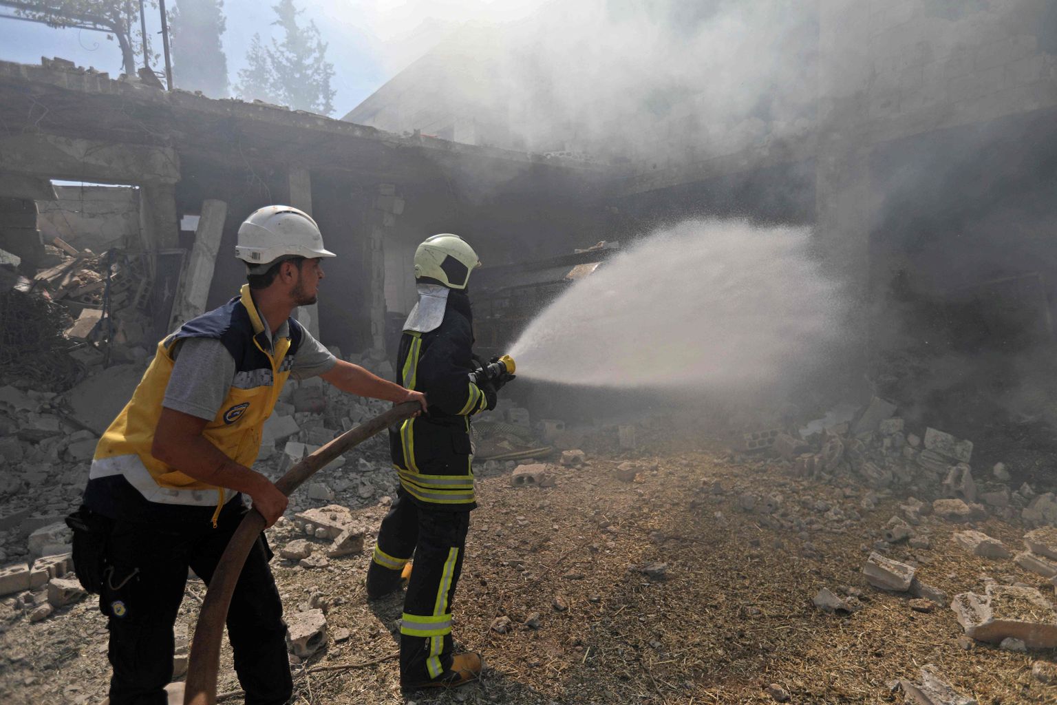 Süüria päästjad kustutamas Venemaa õhurünnaku järel tekkinud tulekahjut.