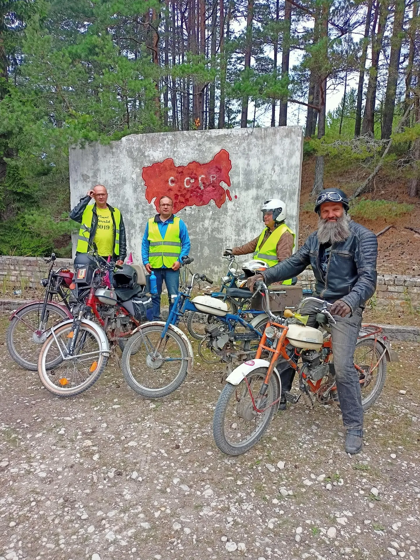 Motoriseeritud pedagoogid Tahkuna militaarrajatisi uudistamas.