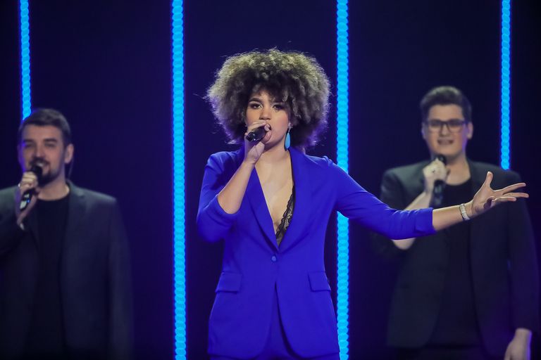 Sissile laulis Eesti Laul 2019 teises poolfinaalis tausta Kaarel Orumägi (paremal).