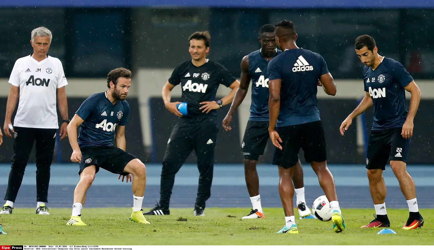 Manchester Unitedi peatreener Jsoe Mourinho oma hoolealuseid treenimas.