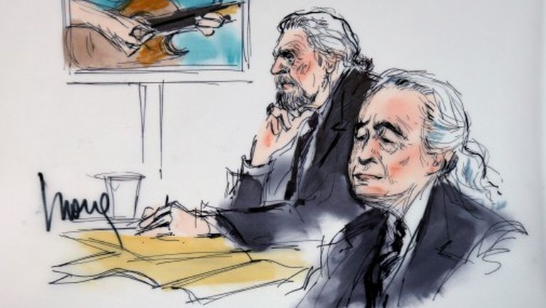 Led Zeppelin solists Roberts Plānts (Robert Plant) un ģitārists Džimijs Peidžs  (Jimmy Page) tiesu zālē 