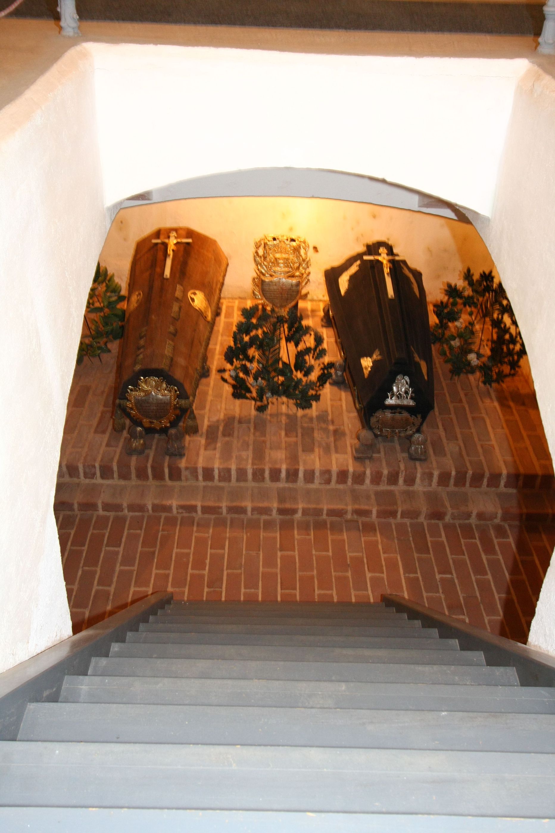 Sarkofaagid Barclay de Tolly mausoleumis Valgamaal. Vasakul Barclay de Tolly, paremal tema abikaasa sarkofaag.
