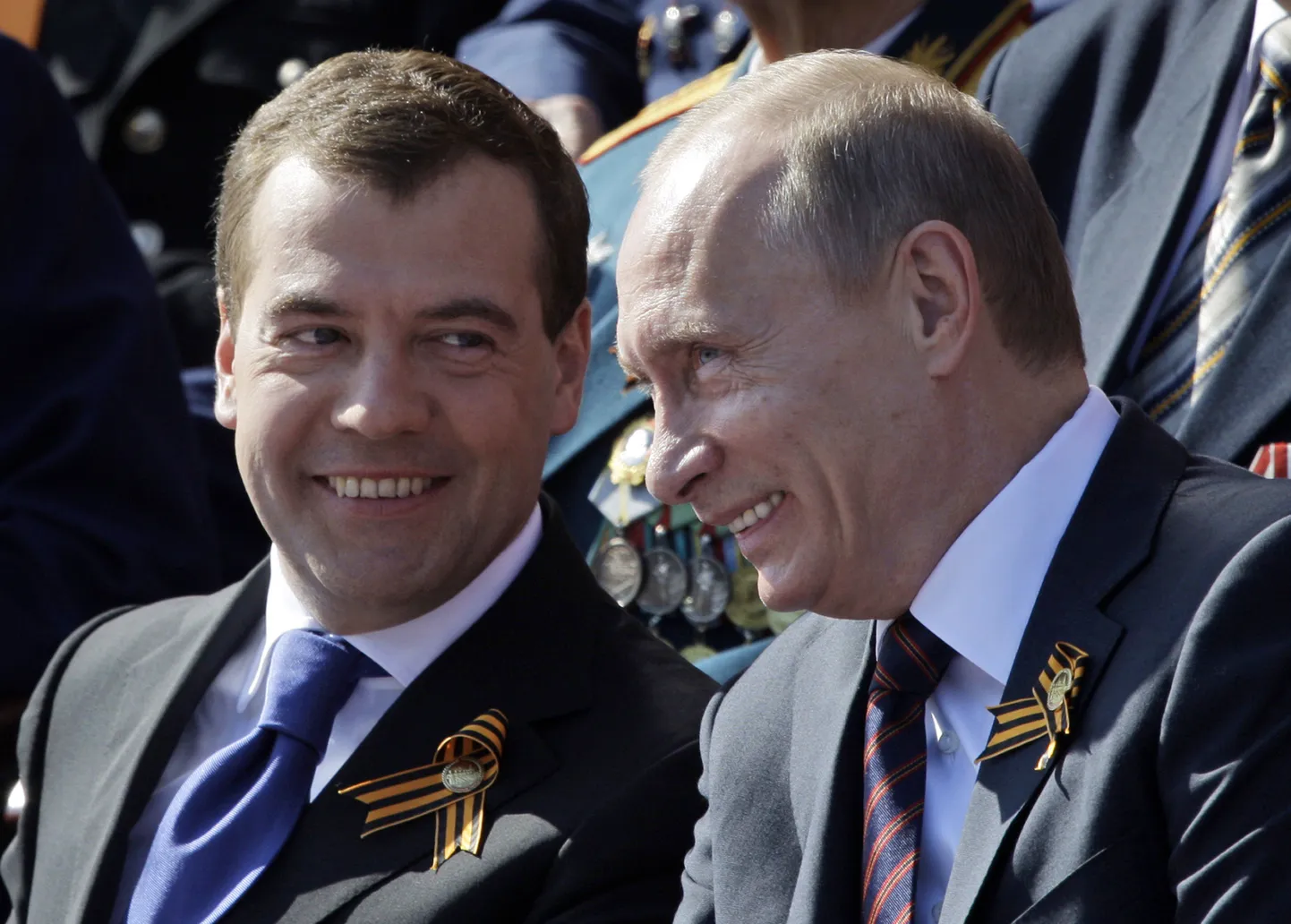 Президент России Дмитрий Медведев (слева) и премьер-министр Владимир Путин.