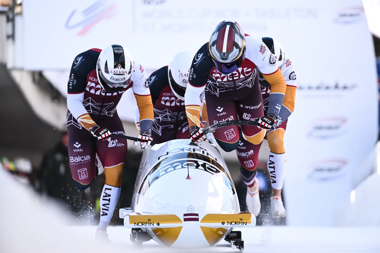 Latvijas bobsleja pilots Jēkabs Kalenda ar stūmējiem Lauri Kaufmani, Matīsu Mikni un Mairi Kļavu