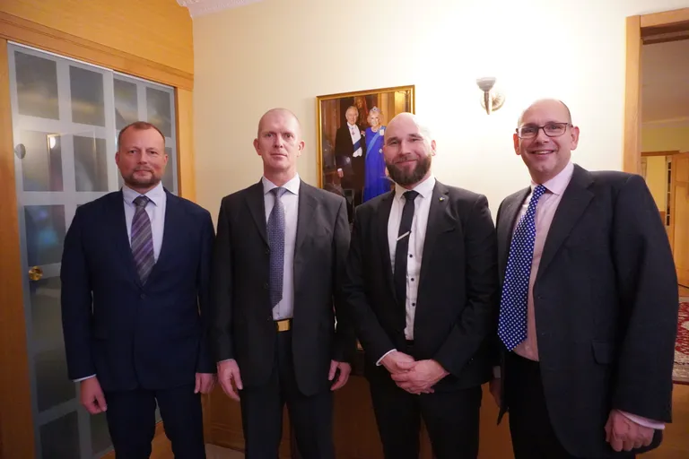 SensusQ töötajad ja kaitseväe juhataja Martin Herem.