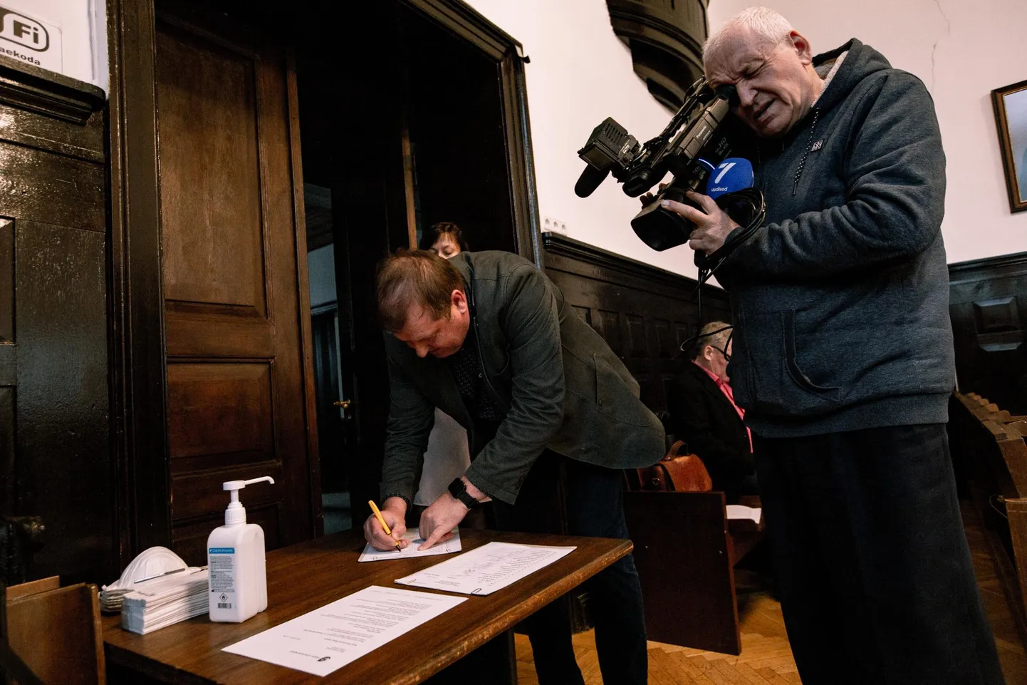 Linnavolinikud saavad ennast koroonaviiruse eest kaitsta desinfitseerimisvahendit ja näomaski kasutades.
